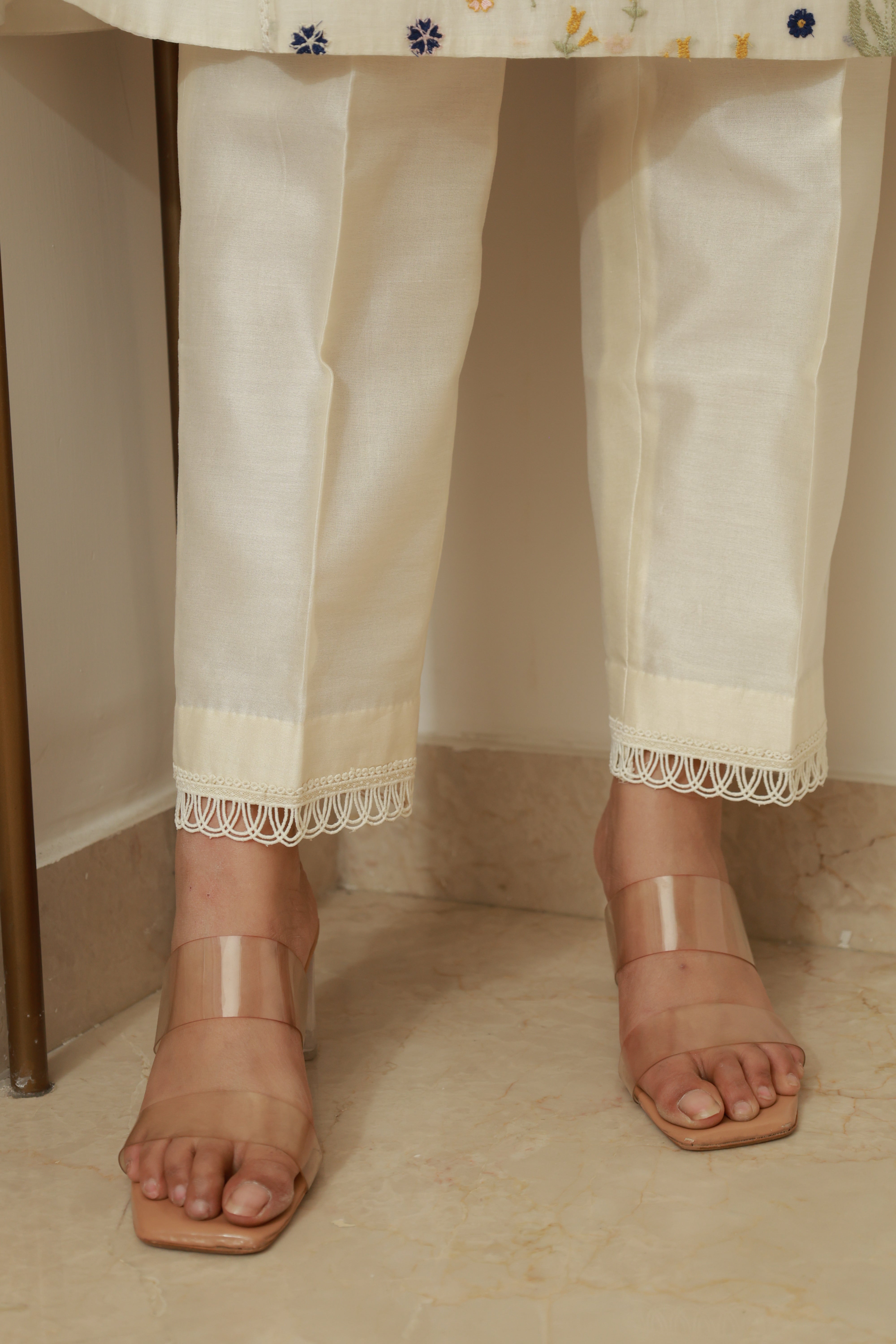 Kaner Kurta Set in Colourful motifs1